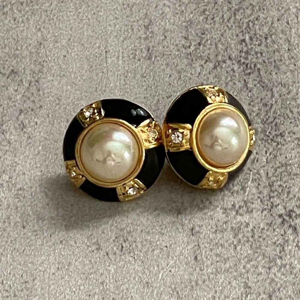 Vintage 90s Roman Black Enamel Mabe Faux Pearl Circle Dome Pierced Earrings